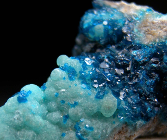 Veszelyite on Hemimorphite from Palabanda quarries, Mfouati, Bouenza Department, Republic of the Congo [db_pics/pics/au810b.jpg]