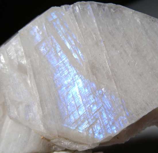 Feldspar var. Moonstone from Namalulu, Tanzania [db_pics/pics/au867d.jpg]