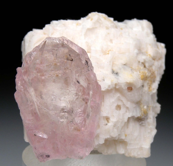 Rose Quartz on Feldspar from Sapucaia Mine, Minas Gerais, Brazil [db_pics/pics/au873a.jpg]