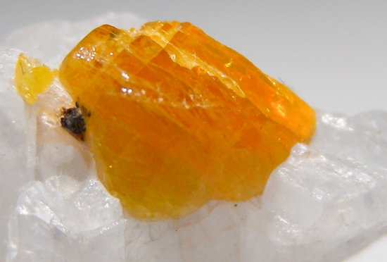 Chondrodite from Mogok, Myanmar [db_pics/pics/au944f.jpg]