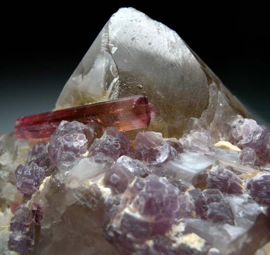 Elbaite on Quartz from Himalaya Mine, Mesa Grande, San Diego Co., California [db_pics/pics/b141e.jpg]