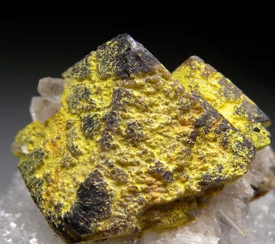 Stolzite on Scheelite from Mundo Nuevo Mine, La Libertad, Peru [db_pics/pics/b557a.jpg]