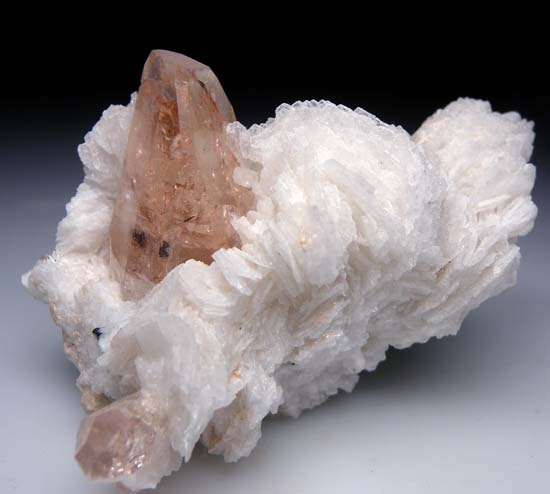 Topaz on Albite from Shigar Valley, Skardu Dist., Pakistan [db_pics/pics/b665b.jpg]