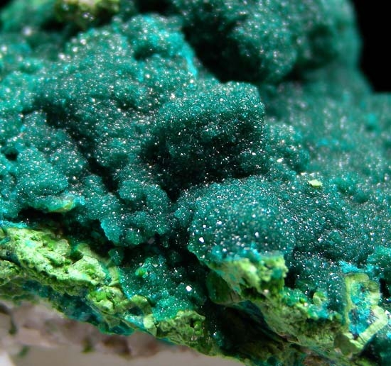 Dioptase with Calcite from Tsumeb, Namibia [db_pics/pics/b902c.jpg]
