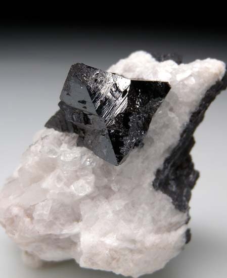 Hausmanite in Calcite from N'Chwanning Mine, Kuruman, South Africa [db_pics/pics/c257c.jpg]