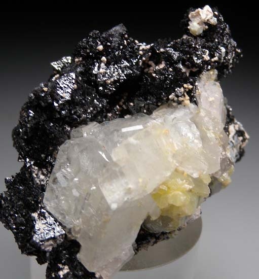 Hausmanite with Calcite, Ettringite from N'Chwanning Mine, Kuruman, South Africa [db_pics/pics/c448c.jpg]