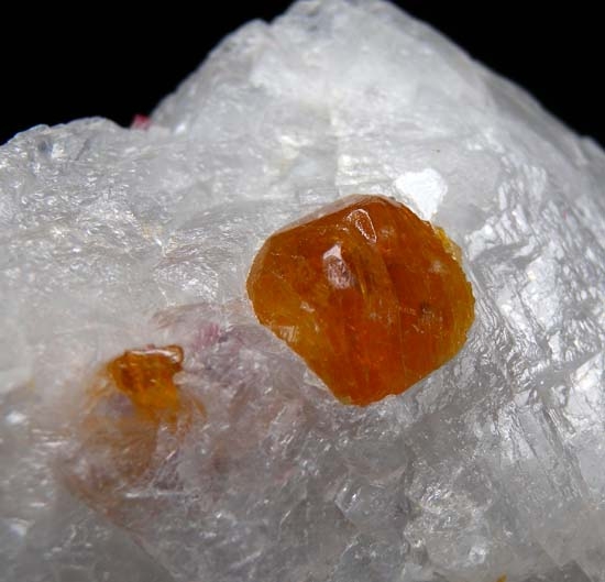 Chondrodite from Mogok, Myanmar [db_pics/pics/c550b.jpg]