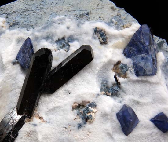 Benitoite, Neptunite from Gem Mine, San Benito Co., California, USA [db_pics/pics/c561c.jpg]