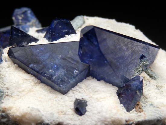 Benitoite, Neptunite from Gem Mine, San Benito Co., California, USA [db_pics/pics/c562b.jpg]