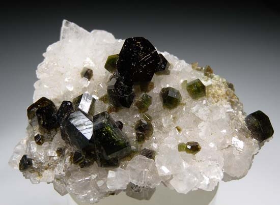 Uvite on Magnesite from Brumado Mine, Bahia, Brazil [db_pics/pics/c604a.jpg]
