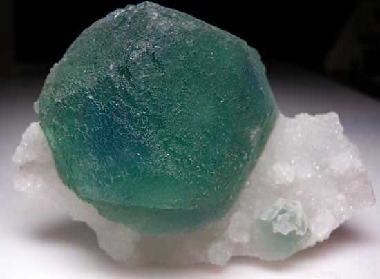 Fluorite on Quartz from Ruyuan Fluorite Mine, Guangdong Prov., China [db_pics/pics/ch100a.jpg]