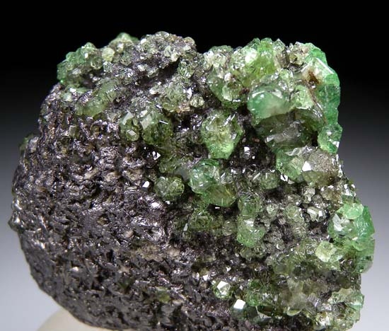 Tsavorite on Graphite from Merelani Hills, Arusha, Tanzania [db_pics/pics/d153b.jpg]