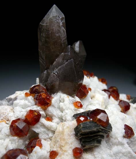 Spessartine with Quartz, Fluorite, Muscovite from Tongbei, Fujian Province, China [db_pics/pics/d164c.jpg]
