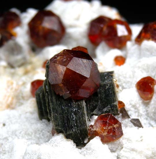 Spessartine with Quartz, Fluorite, Muscovite from Tongbei, Fujian Province, China [db_pics/pics/d164d.jpg]