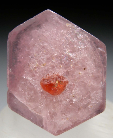 Spessartine on Apatite from Skardu, Pakistan [db_pics/pics/fm118a.jpg]