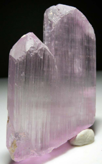 Kunzite from Nuristan, Afghanistan [db_pics/pics/fm445c.jpg]