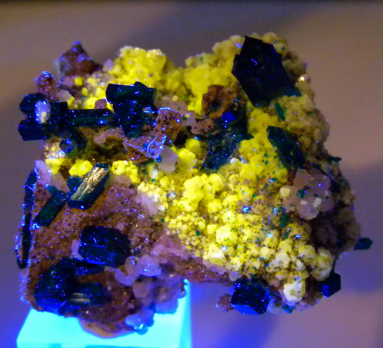 Willemite and Dioptase from Gotala, near Mindouli, Pool Dept., Rep. of Congo [db_pics/pics/fm504x.jpg]
