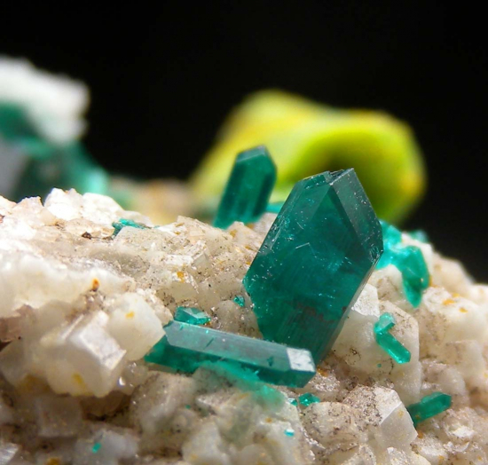 Willemite and Dioptase from Gotala, near Mindouli, Pool Dept., Rep. of Congo [db_pics/pics/fm509c.jpg]