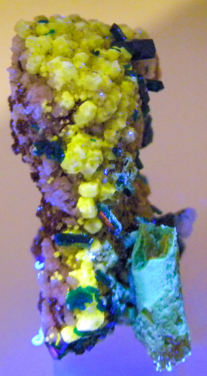 Willemite and Dioptase from Gotala, near Mindouli, Pool Dept., Rep. of Congo [db_pics/pics/fm509z.jpg]