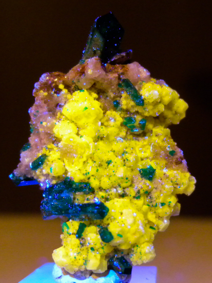 Willemite and Dioptase from Gotala, near Mindouli, Pool Dept., Rep. of Congo [db_pics/pics/fm515x.jpg]