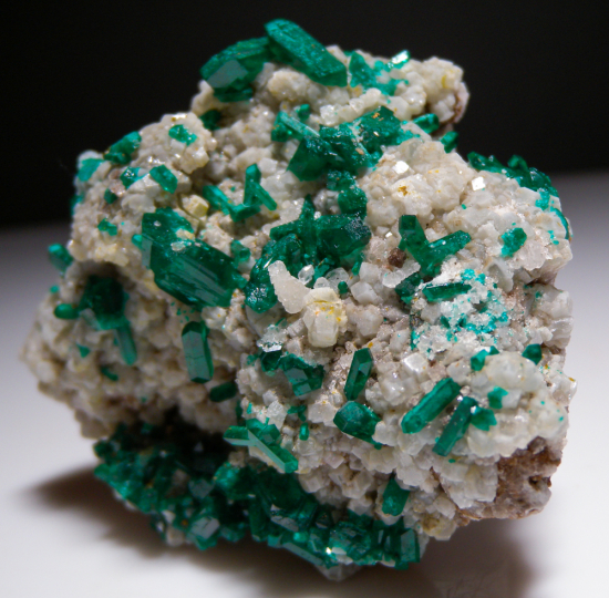 Willemite and Dioptase from Gotala, near Mindouli, Pool Dept., Rep. of Congo [db_pics/pics/fm517c.jpg]