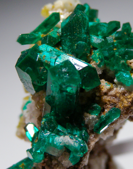 Willemite and Dioptase from Gotala, near Mindouli, Pool Dept., Rep. of Congo [db_pics/pics/fm523f.jpg]