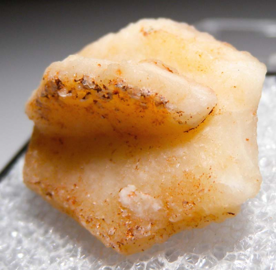 Calcite after Aragonite from Monlith Quarry, Albany Co., Wyoming, USA [db_pics/pics/fm597b.jpg]