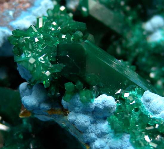 Dioptase on Plancheite from Omaue Mine, Kaokaveld, Kunene Region, Namibia [db_pics/pics/fm646c.jpg]