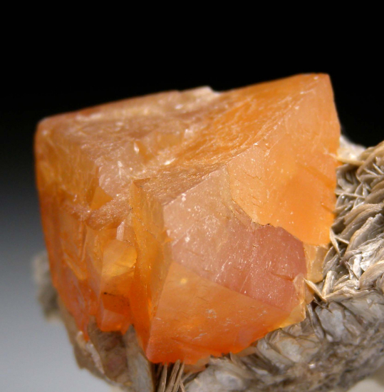 Scheelite from Mt Xuebaoding, Ping Wu, Sichuan Prov., China [db_pics/pics/fm669b.jpg]