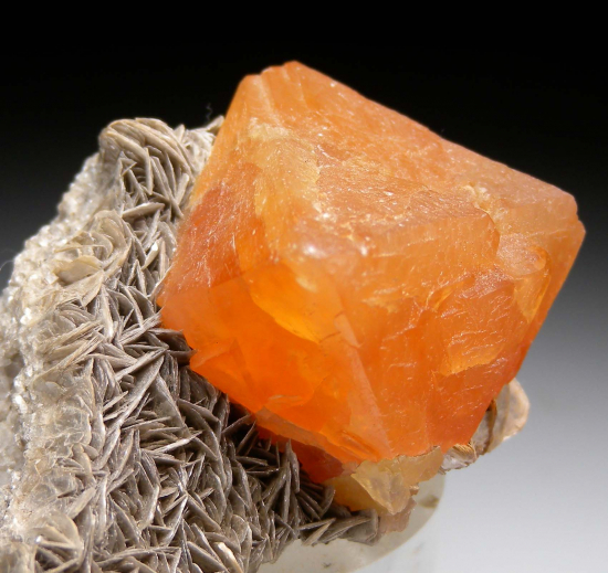 Scheelite from Mt Xuebaoding, Ping Wu, Sichuan Prov., China [db_pics/pics/fm669c.jpg]