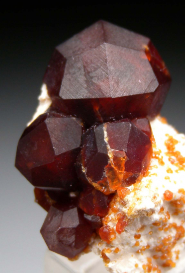 Spessartine on Feldspar from Tongbei, Fujian Prov., China [db_pics/pics/fm804b.jpg]
