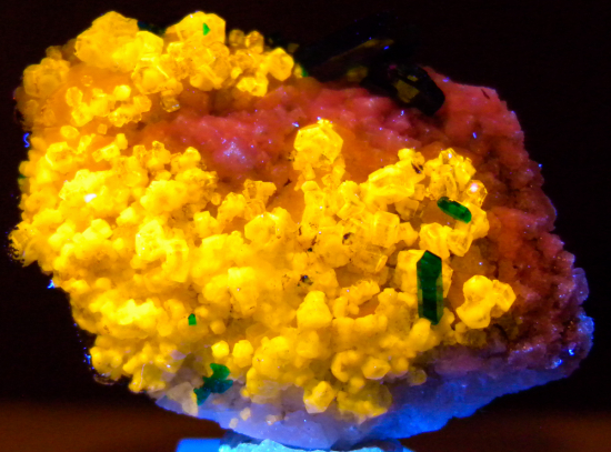 Willemite and Dioptase from Gotala, near Mindouli, Pool Dept., Rep. of Congo [db_pics/pics/fm935d.jpg]