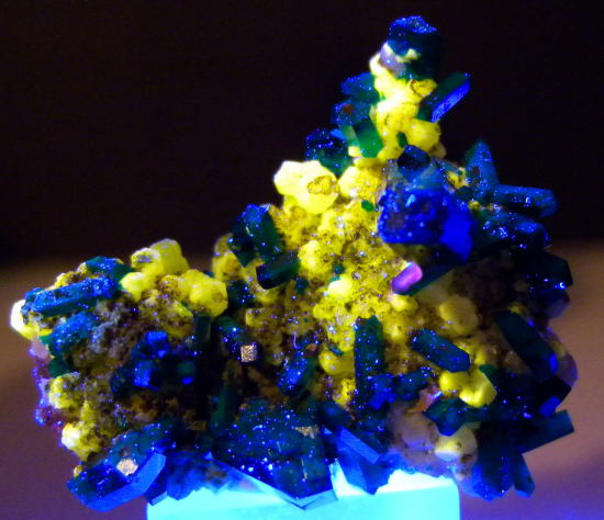 Willemite and Dioptase from Gotala, near Mindouli, Pool Dept., Rep. of Congo [db_pics/pics/fm937d.jpg]