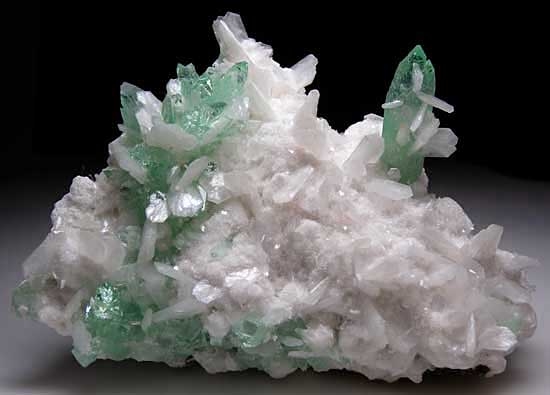 Apophyllite with Stilbite from Poona, Maharashtra State, India [db_pics/pics/in104a.jpg]
