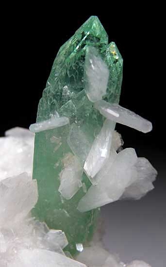 Apophyllite with Stilbite from Poona, Maharashtra State, India [db_pics/pics/in104c.jpg]