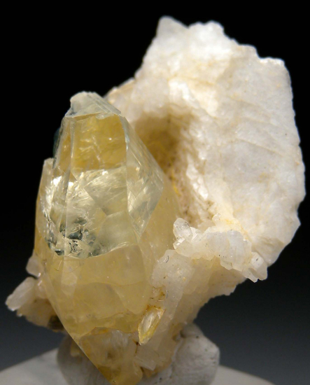 Amblygonite from Linopolis, Divino das Laranjeiras, Minas Gerais, Brazil [db_pics/pics/lp117a.jpg]