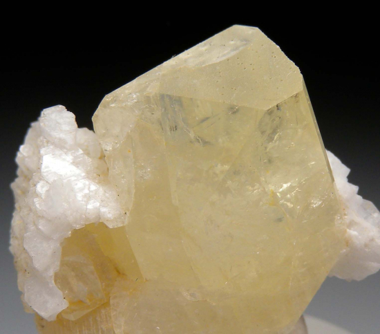 Amblygonite from Linopolis, Divino das Laranjeiras, Minas Gerais, Brazil [db_pics/pics/lp120c.jpg]