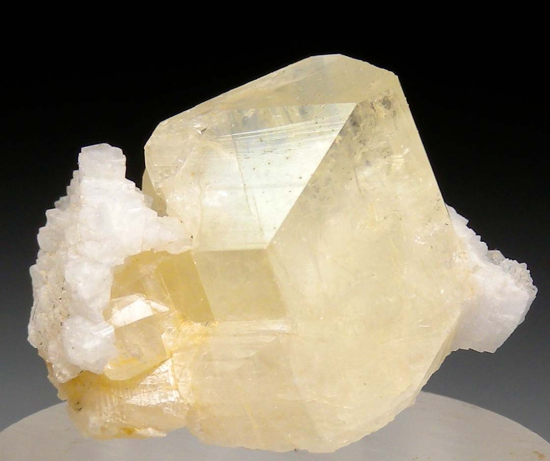 Amblygonite from Linopolis, Divino das Laranjeiras, Minas Gerais, Brazil [db_pics/pics/lp120d.jpg]