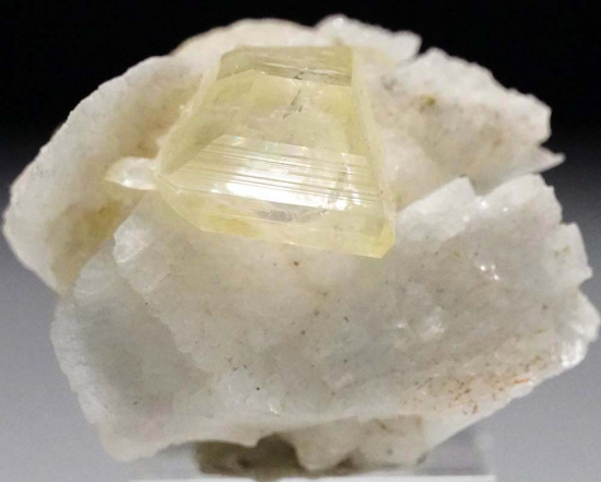 Amblygonite from Linopolis, Divino das Laranjeiras, Minas Gerais, Brazil [db_pics/pics/lp123a.jpg]