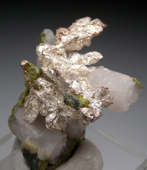 Silver on Quartz, Epidote from Mass Mine, Mass City, Ontonagon Co., Michigan, USA [db_pics/pics/lp245a.jpg]