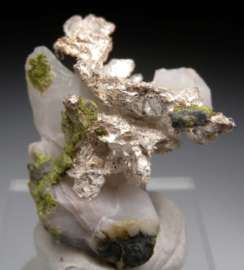 Silver on Quartz, Epidote from Mass Mine, Mass City, Ontonagon Co., Michigan, USA [db_pics/pics/lp245b.jpg]