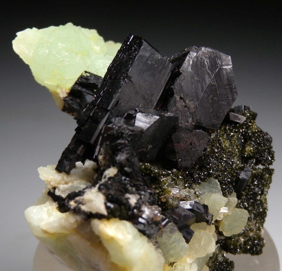 Babingtonite with Prehnite from Hongquizhen Quarry, Meigu Co., Liangshan Autonomous Prefecture, Sichuan Province, China [db_pics/pics/lp518c.jpg]