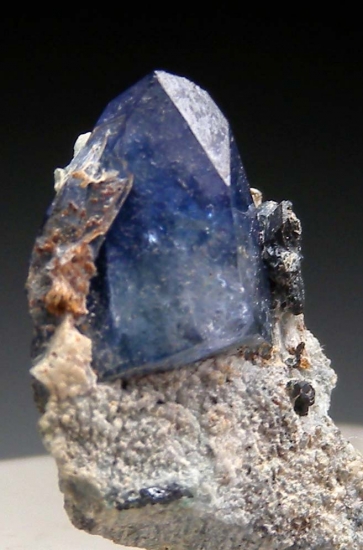Benitoite from Gem Mine, San Benito Co., California, USA [db_pics/pics/lp520b.jpg]