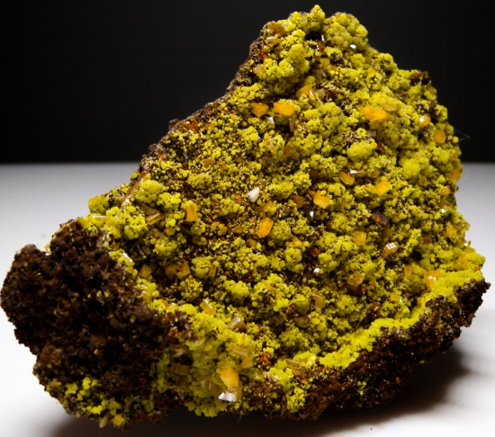 Wulfenite with Mimetite from Mina Oujela, Mapimi, Durango, Mexico [db_pics/pics/lp527b.jpg]