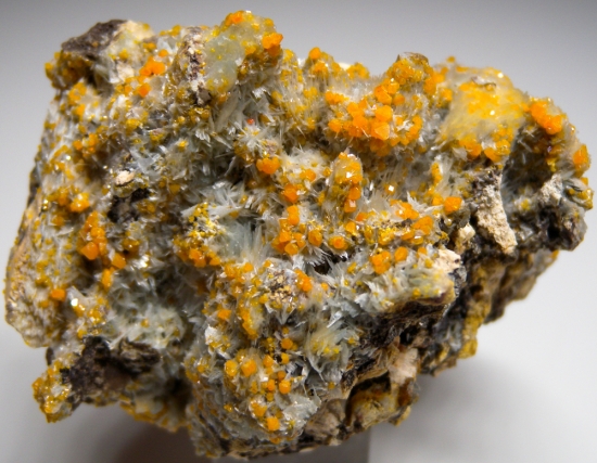 Wulfenite with Barite from Maoniuping Mine, Liangshan Yi, Sichuan, China [db_pics/pics/lp558a.jpg]
