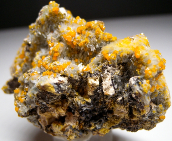 Wulfenite with Barite from Maoniuping Mine, Liangshan Yi, Sichuan, China [db_pics/pics/lp558c.jpg]