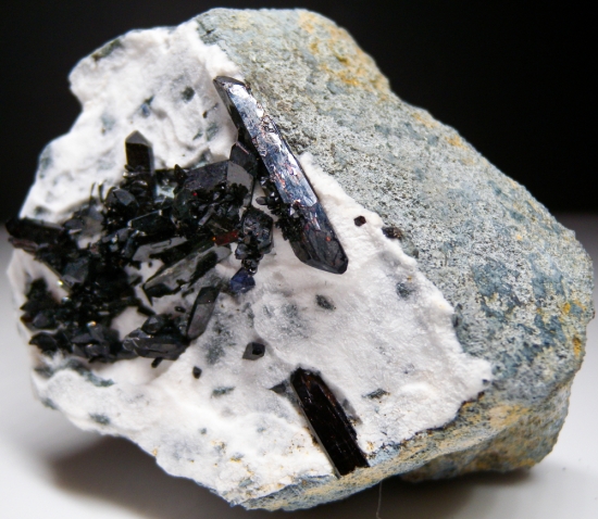 Neptunite from Gem Mine, San Benito Co., California, USA [db_pics/pics/lp568c.jpg]
