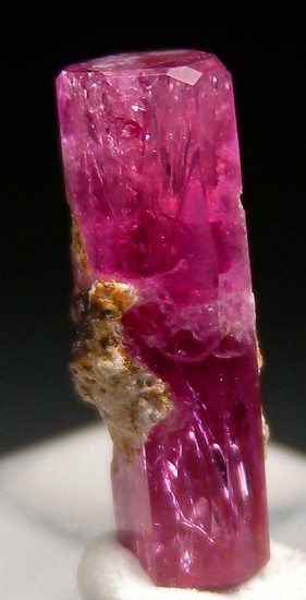 Red Beryl from Violet Claims, Wah Wah Mtns/. Beaver Co., Utah, USA [db_pics/pics/lp723a.jpg]