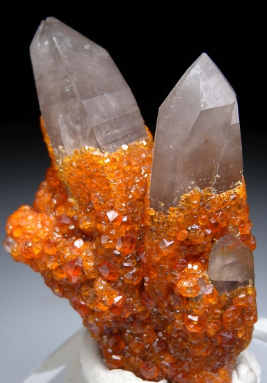 Spessartine on Quartz from Tongbei, Fujian Prov., China [db_pics/pics/lp931d.jpg]