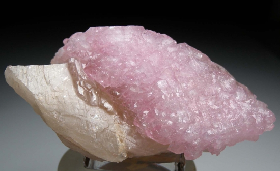 Rose Quartz on Quartz from Taquaral, Itinga, Minas Gerais, Brazil [db_pics/pics/lp936c.jpg]